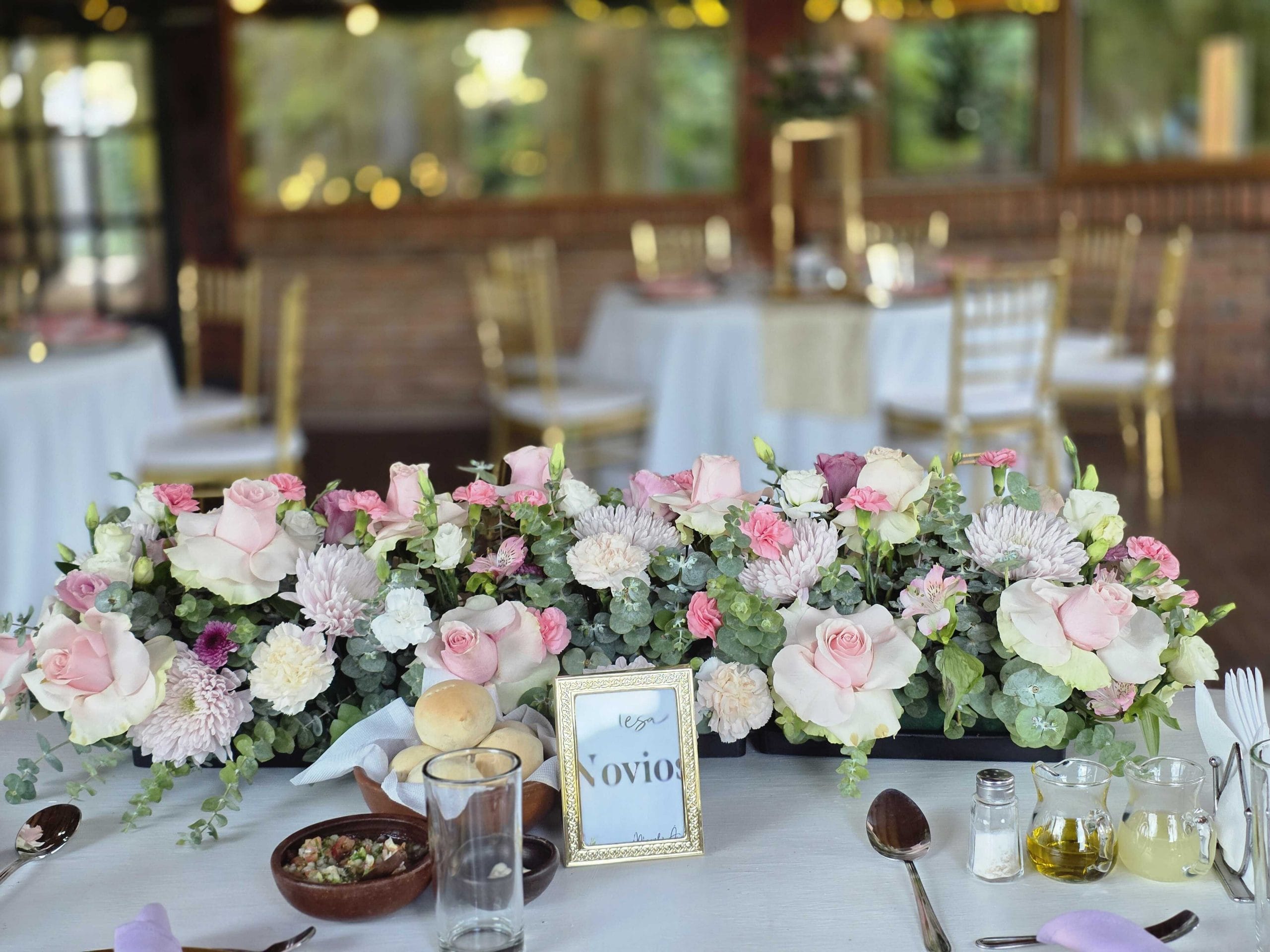 Mesa de novios decorada con flores en Casa Atenas, centro de eventos en Talagante