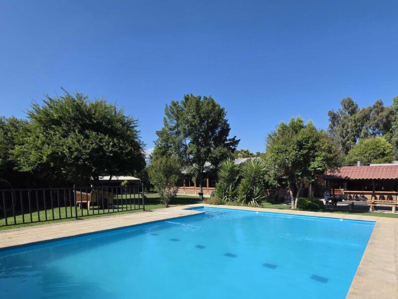 Piscina y áreas verdes del centro de eventos Casa Atenas en Talagante