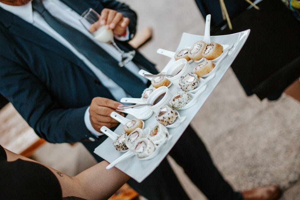 Canapés servidos en un evento de Casa Atenas