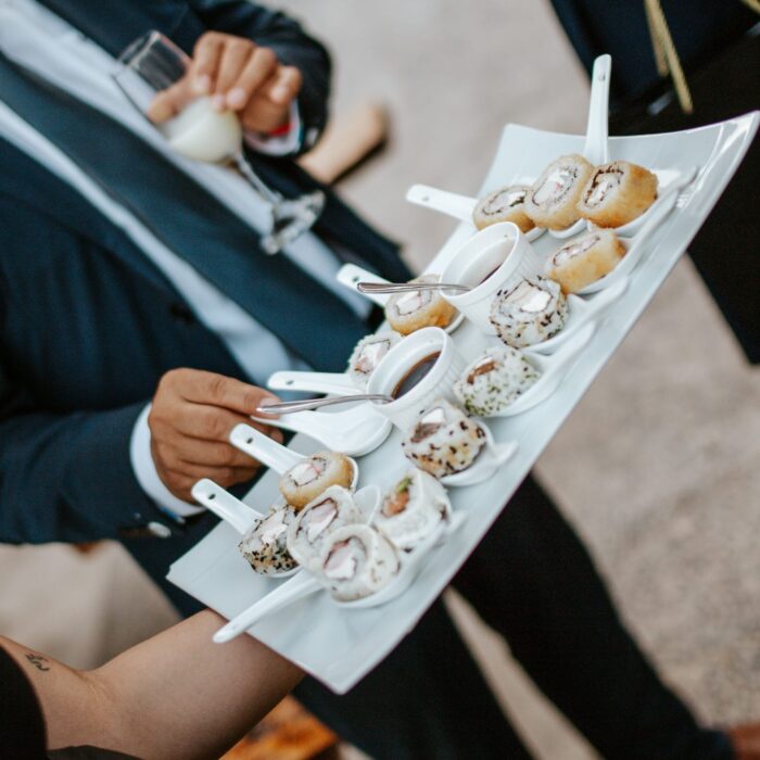 Canapés servidos en un evento de Casa Atenas