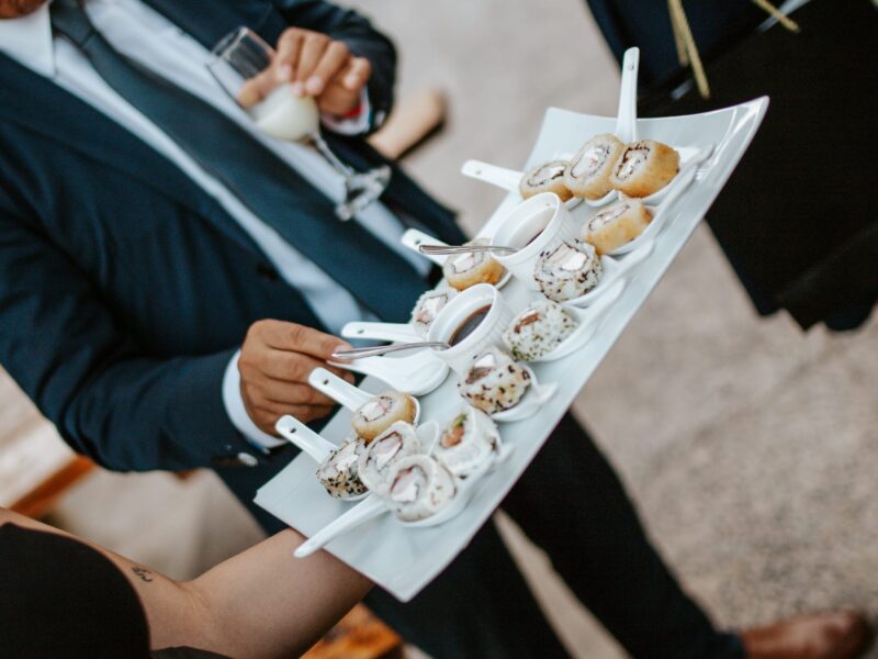 Canapés servidos en un evento de Casa Atenas