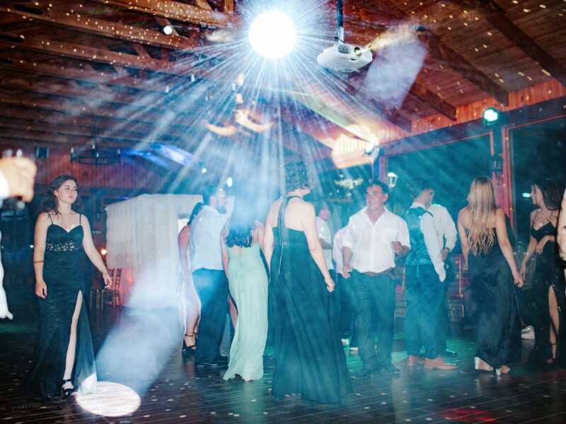 Pista de baile iluminada durante una gala en Casa Atenas