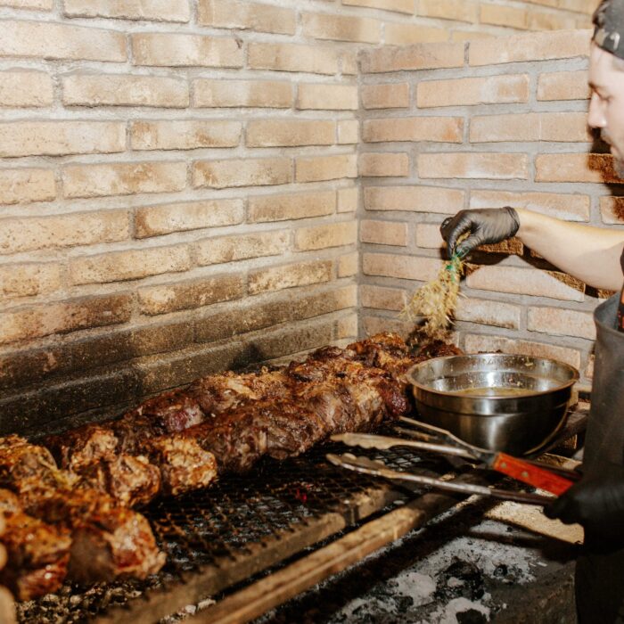 Asado a la parrilla preparado por el equipo de Casa Atenas