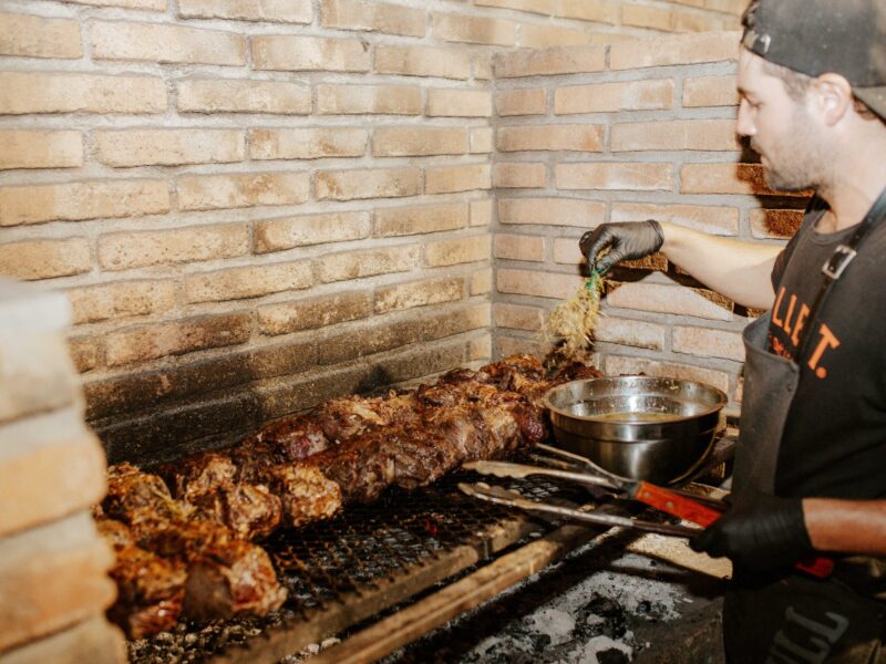 Asado a la parrilla preparado por el equipo de Casa Atenas