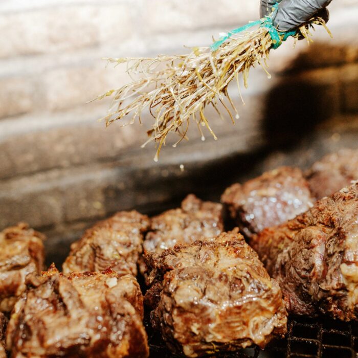 Carnes a la parrilla en el quincho de Casa Atenas