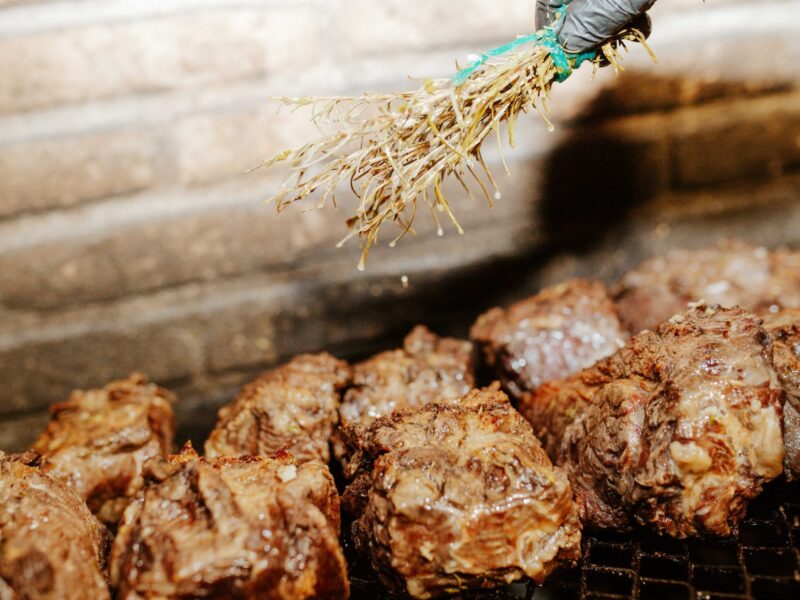 Carnes a la parrilla en el quincho de Casa Atenas
