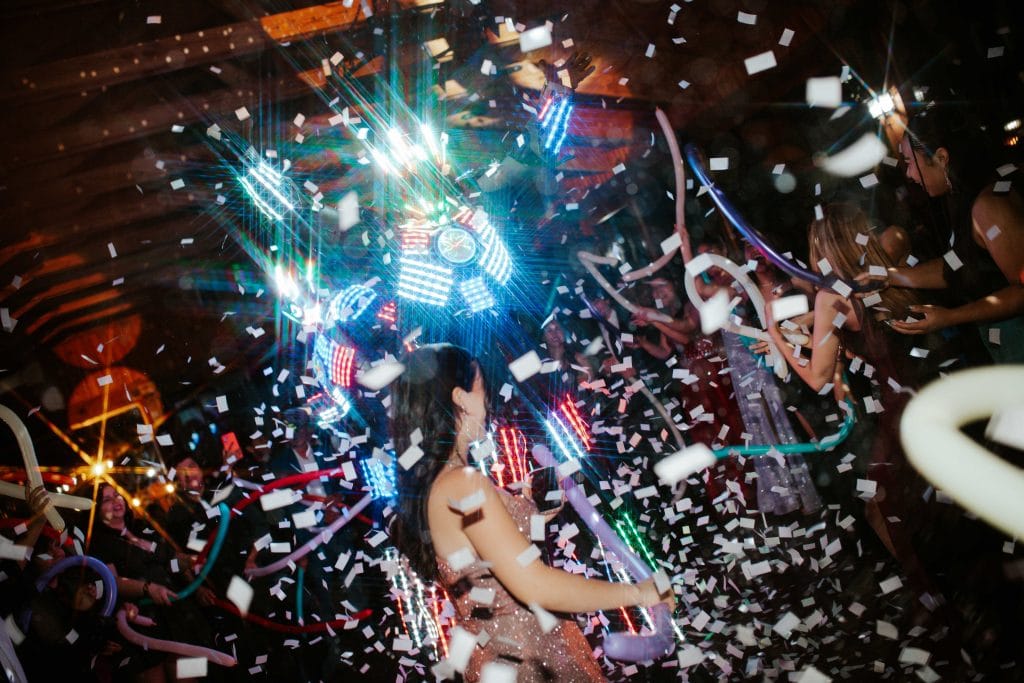 Fiesta con confeti y show de luces en Casa Atenas