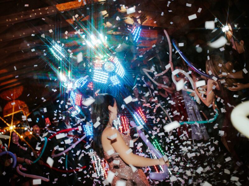 Fiesta con confeti y show de luces en Casa Atenas
