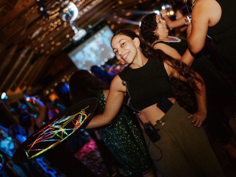 Invitada bailando en la pista de Casa Atenas