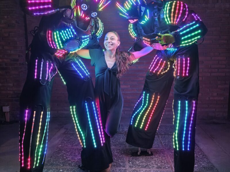 Show de robots LED en una fiesta en Casa Atenas